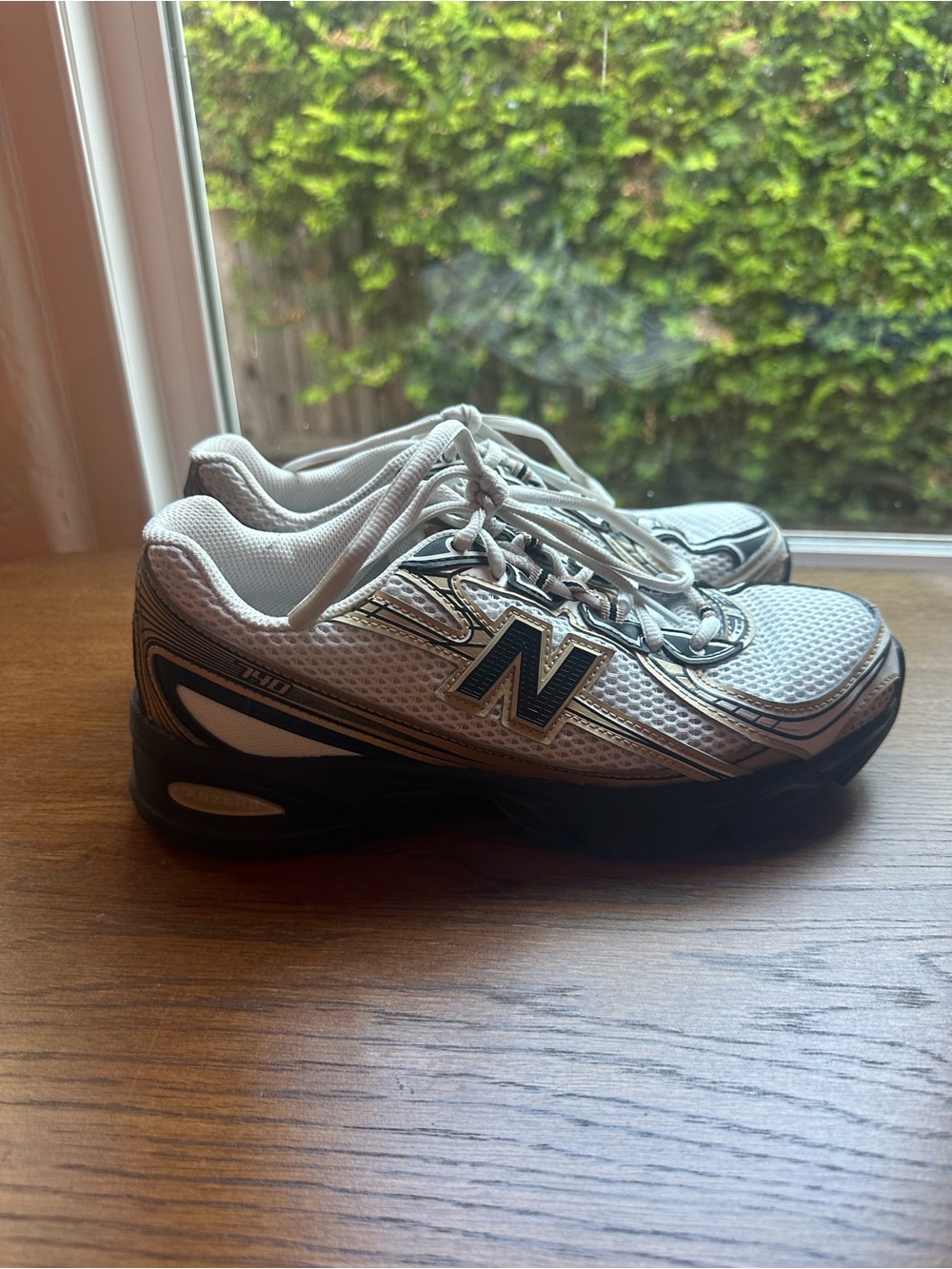 New Balance 740 Women's Size 7.5 - Gold with black sole - Picture 2 of 8